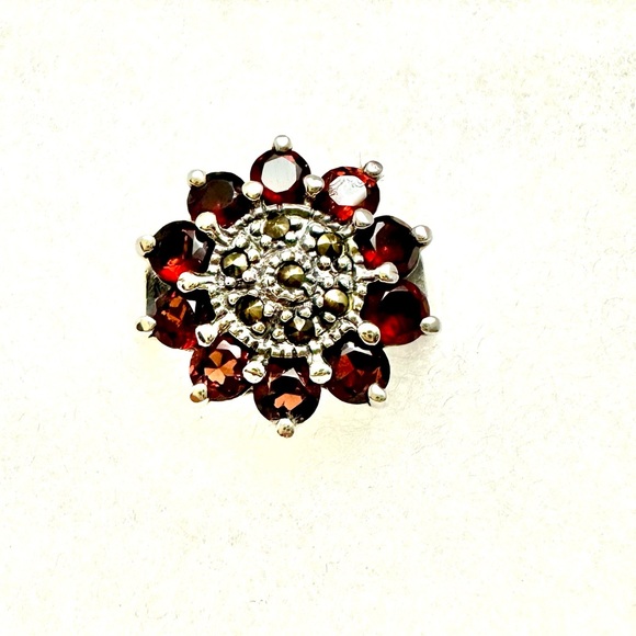 Garnet And Marcasite Cocktail Ring Size 8 Silver 925 Vintage - Picture 2 of 6